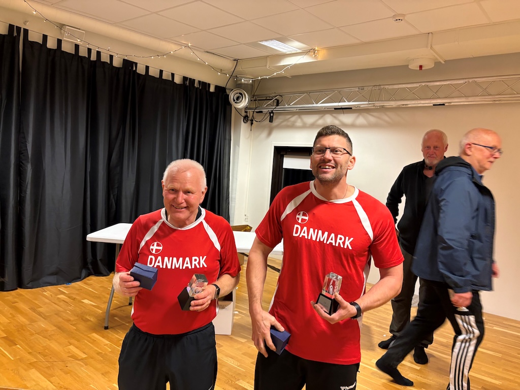 Kortlæser Bent Mikkelsen (t.v.) og sønnen Morten Jäger (t.h.) fra Struer & Omegns Motor Sport vandt lørdag aften det Nordiske Mesterskab i bilorientering efter suveræne sejre i begge weekendens løb i Sverige.
(Foto: SOMS)